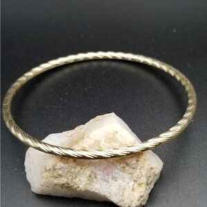 Alluring glamour Celtic twist bracelet B434